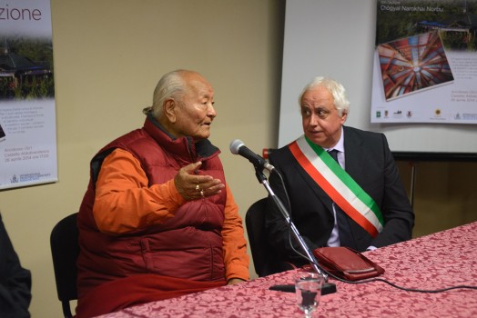 Rinpoche and the Mayor of Arcidosso. Photo P. Fassoli