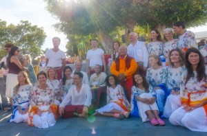 Rinpoche with the Modern Tibetan Dance Team Photo by Miguel Ferrada Gutiérrez
