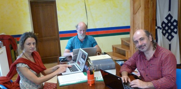 Prof. Fabian Sanders with students during the course