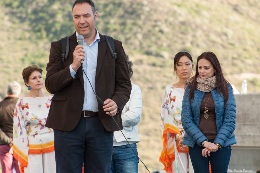 Vincent Vicente Zapata, co-director of the strategy Juntos en la Misma Dirección/Together in the Same Dirección, Professor of Human Geography at La Laguna University, Academic Director of Immigration Observatory Tenerife (OBITen) on left with microphone and on right in blue jacket Adeje's Councilor for Culture, Nayra Medina Bethencourt.