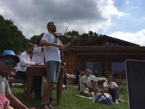 musicians performing at wangdenling