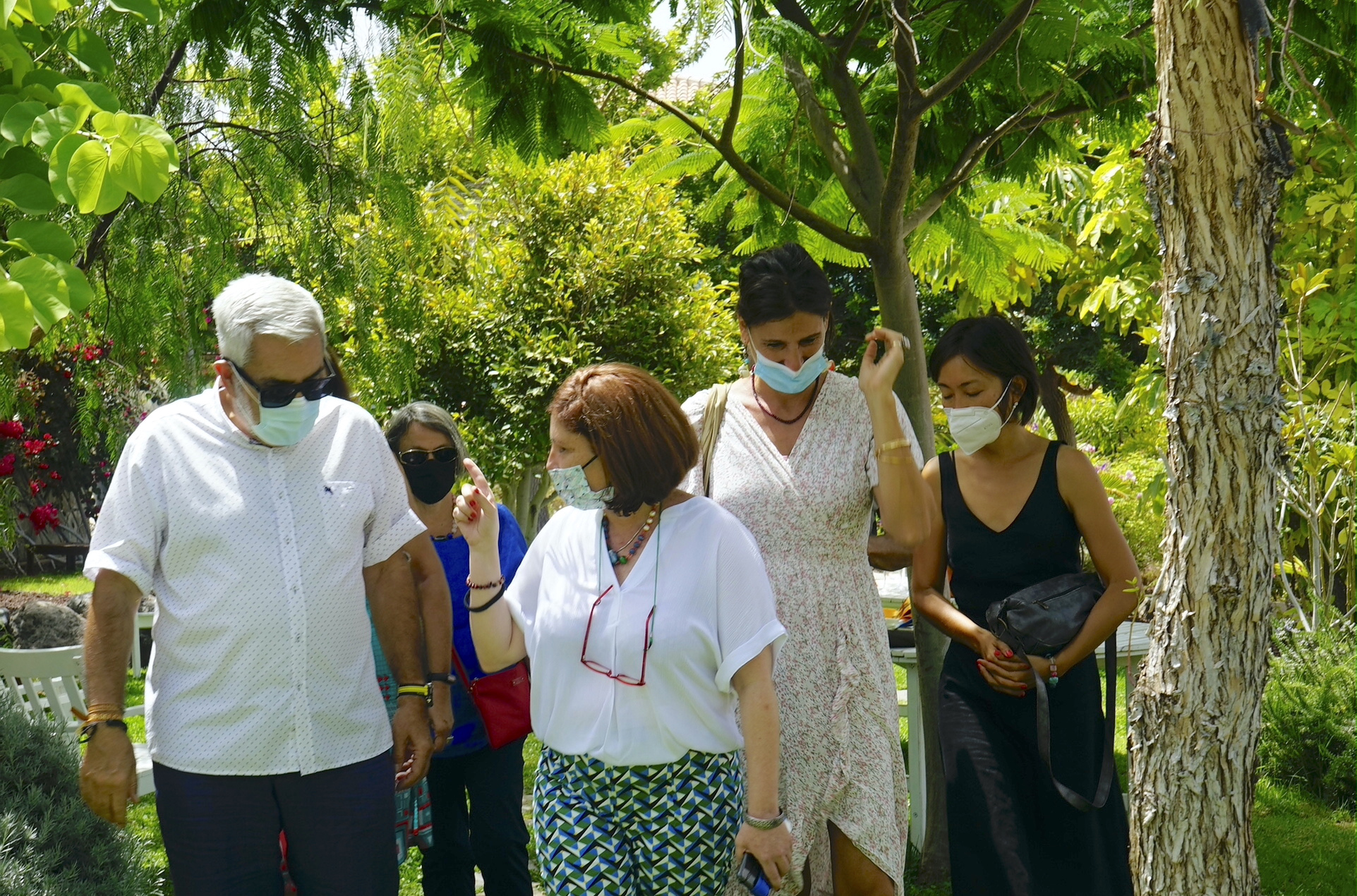Visit by Adeje Mayor to Dzamling Gar