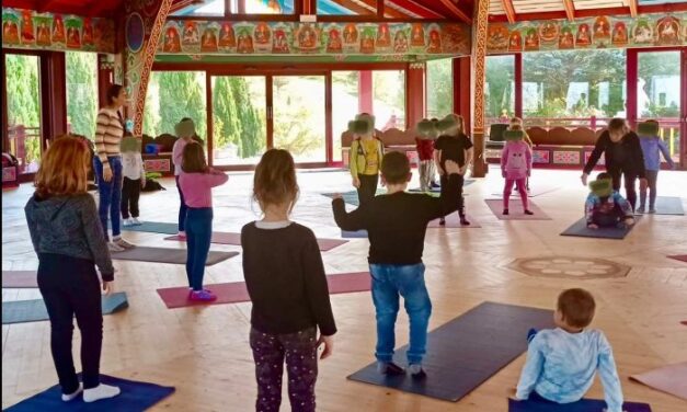 Due classi di una scuola locale in visita a Merigar