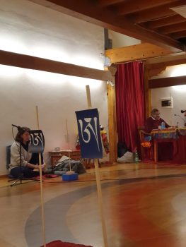 ultimo ritiro di pratica<br />” width=”263″ height=”350″ data-id=”28688″>Nel pomeriggio, per tre giorni, Fabio Risolo ha accompagnato le spiegazioni con sessioni di pratica di Shiné e di integrazione dello stato di calma e di movimento, come spiegato nella pratica dello Dzogchen. Ha fatto riferimento ad una serie di testi che possono essere utilizzati per approfondire la conoscenza dello Stato dell’Ati. (<a href=
