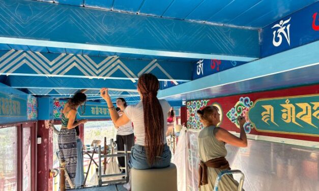 Rinfrescare le decorazioni del Gönpa di Merigar