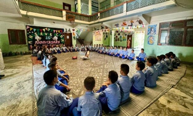 Kumar Kumari Yoga alla Scuola Manasarovar, Kathmandu