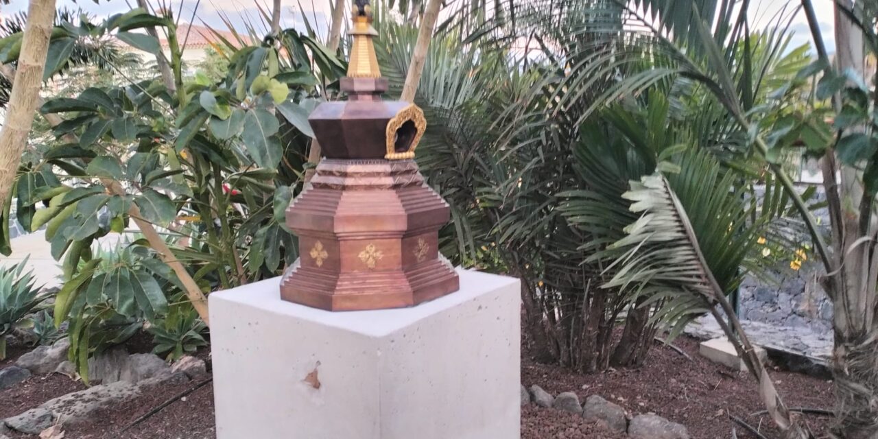 Lo Stupa con otto lati viene collocato a Dzamling Gar
