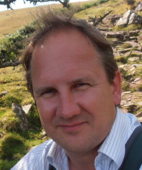 Alexander Studholme è uno studioso indipendente e autore di The Origins of Om Manipadme Hum (SUNY Press 2002). Ha sentito per la prima volta il nome di Namkhai Norbu durante un viaggio in Tibet nel 1993 e si è unito alla comunità Dzogchen nel 1998. Vive nella città di Bristol, nel Regno Unito, a breve distanza da Kunselling.