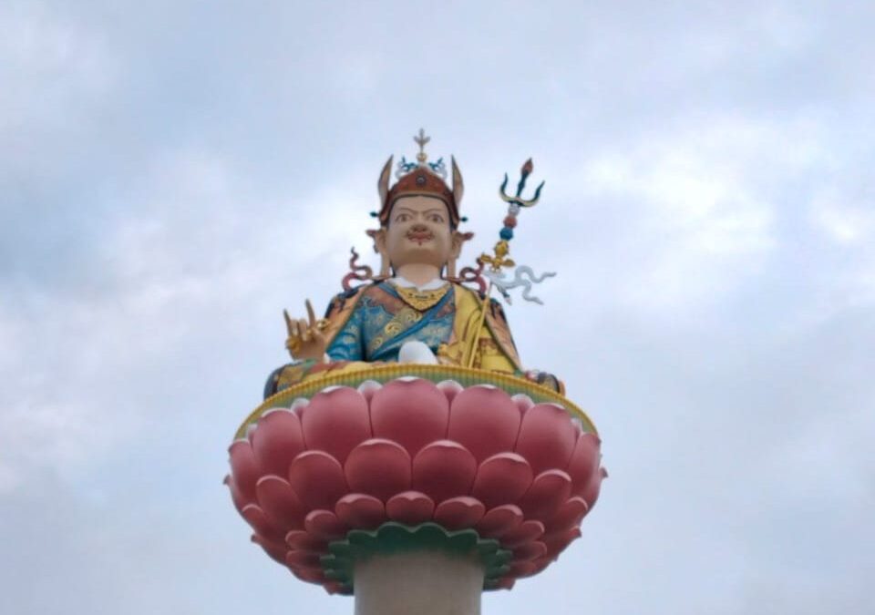 Un’offerta sincera: una statua del Guru Padmasambhava